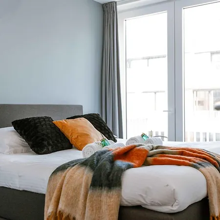 Huswell - Modern With Sunny Terrace In Lejlighed *