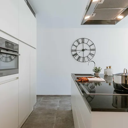 Huswell - Modern With Sunny Terrace In Lejlighed *