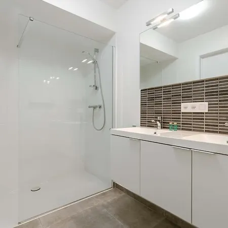 Casiola - Modern With Sunny Terrace In شقة