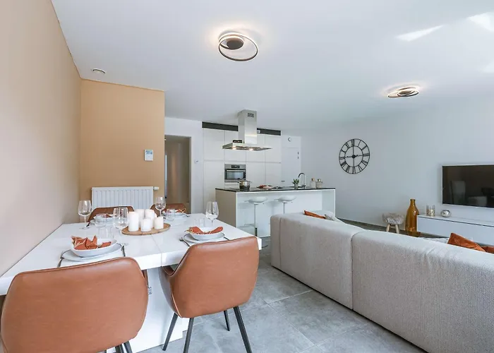 Huswell - Modern With Sunny Terrace In